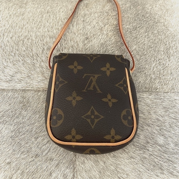 LOUIS VUITTON CANCUN POCHETTE NEW - Picture 2 of 8